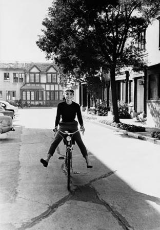 audrey-hepburn-pedal-pushing-reporting-for-makeup-during-filming-of-sabrina