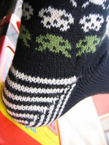 space-invaders-leg-warmers-knitting-pattern