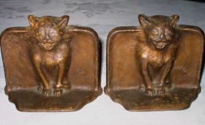 1925-snead-co-cast-iron-gothic-cat-art-bookends