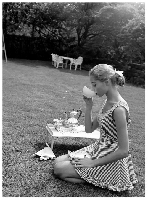 vikki-dougan-in-sleepwear-fashion-photo-by-nina-leen-may-1952